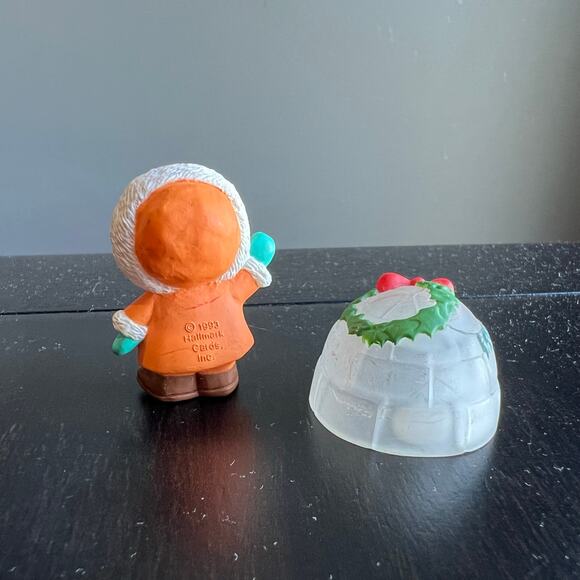 Vintage 1993 Hallmark Merry Miniatures Christmas Eskimo Boy and Igloo - Picture 2 of 8